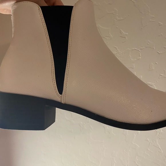 White boots - Picture 3 of 11